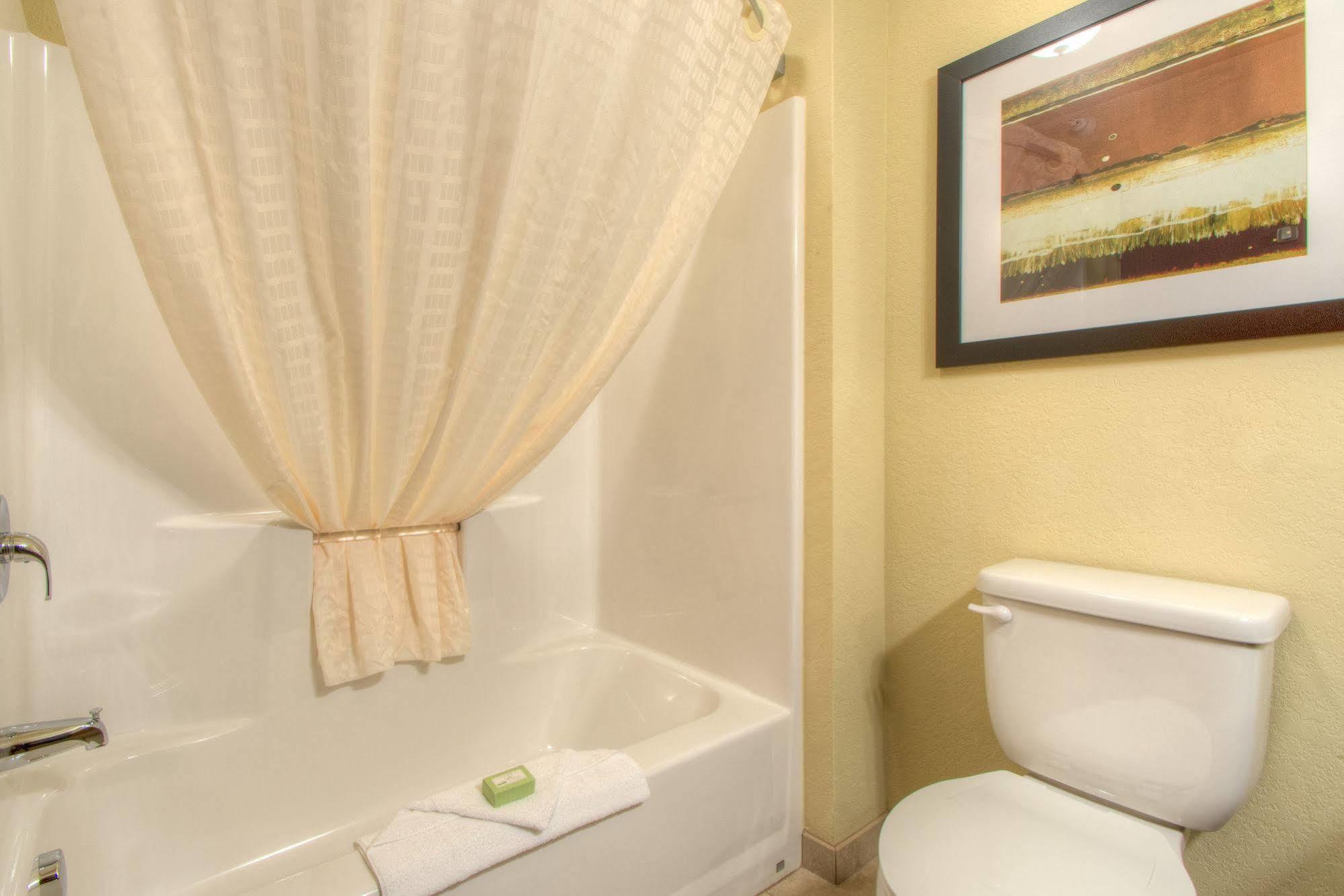 Cobblestone Inn & Suites - Holyoke Exteriör bild